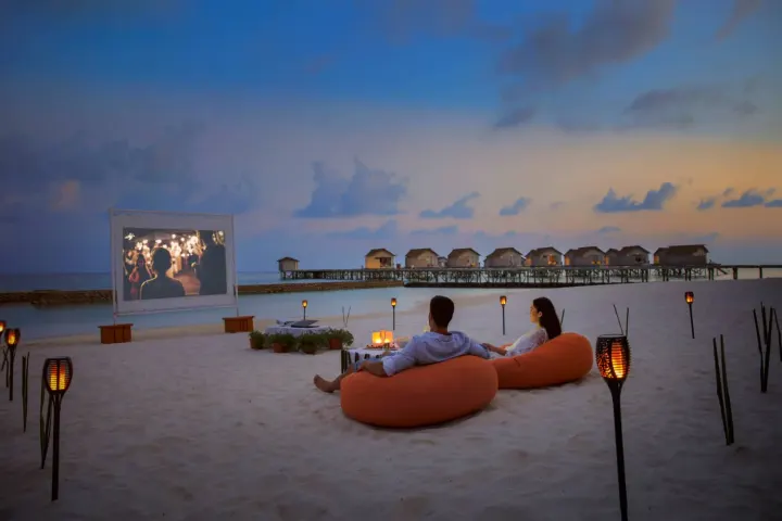 Centara Ras Fushi Resort & Spa Maldives, Мальдивы — развлечения Centara Ras Fushi Resort & Spa Maldives — вечерний кинотеатр под открытым небом на песчаном пляже