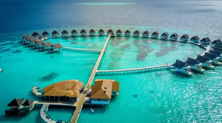 Centara Ras Fushi Resort & Spa Maldives, Мальдивы — вид сверху Centara Ras Fushi Resort & Spa Maldives — вид с высоты на водные виллы и мостики в бирюзовой лагуне