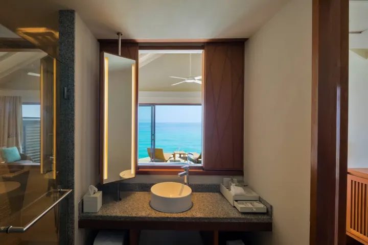 Centara Ras Fushi Resort & Spa Maldives, Мальдивы — ванная Centara Ras Fushi Resort & Spa Maldives — раковина и большое зеркало с видом на океан в ванной