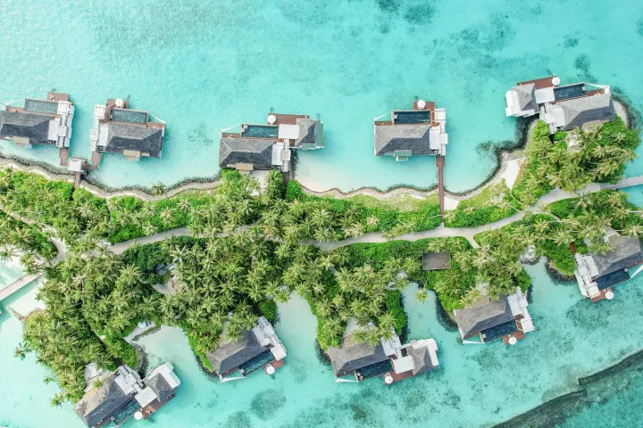 Cheval Blanc Randheli — аэросъёмка зеленых островков и вилл над прозрачной лагуной