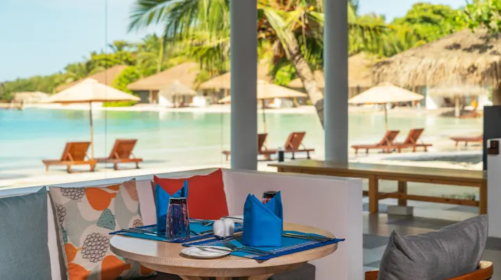 Cinnamon Dhonveli Maldives — светлый интерьер ресторана с плетеной мебелью