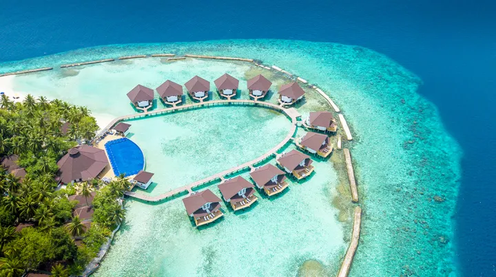Cinnamon Ellaidhoo Maldives, Мальдивы — вид сверху Cinnamon Ellaidhoo Maldives — вид с высоты на главный бассейн и бирюзовую лагуну