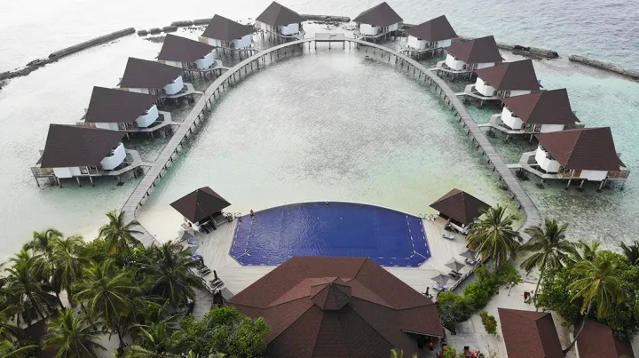 Cinnamon Ellaidhoo Maldives, Мальдивы — вид сверху Cinnamon Ellaidhoo Maldives — аэросъёмка полукруга водных вилл и главного бассейна