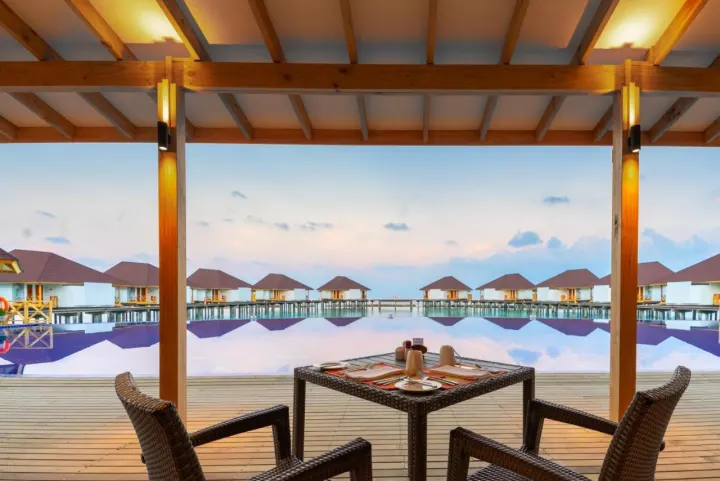 Cinnamon Ellaidhoo Maldives, Мальдивы — ресторан Cinnamon Ellaidhoo Maldives — столики ресторана на открытой террасе с видом на океан