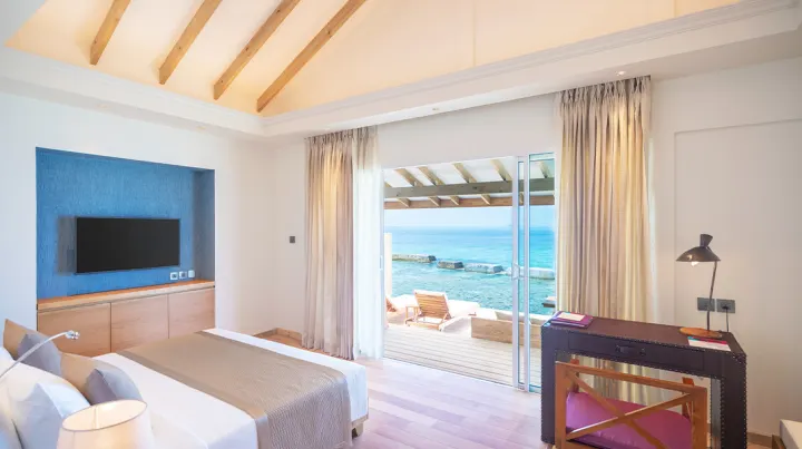 Cinnamon Ellaidhoo Maldives, Мальдивы — интерьер виллы Cinnamon Ellaidhoo Maldives — светлая и уютная спальня с панорамными стеклянными дверями