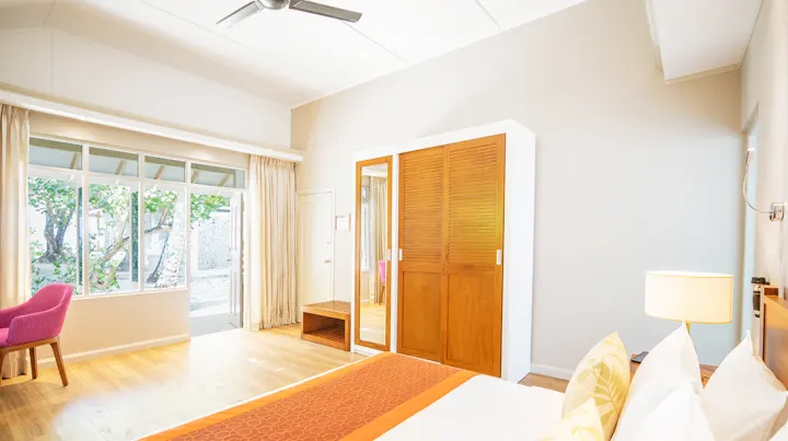 Cinnamon Ellaidhoo Maldives, Мальдивы — интерьер виллы Cinnamon Ellaidhoo Maldives — светлый номер со светлой деревянной мебелью и телевизором