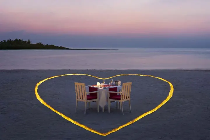 Cinnamon Hakuraa Huraa Maldives, Мальдивы — развлечения Cinnamon Hakuraa Huraa Maldives — романтический ужин при свечах в форме сердца на пляже