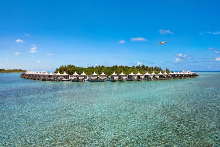 Cinnamon Hakuraa Huraa Maldives, Мальдивы — вид сверху Cinnamon Hakuraa Huraa Maldives — вид с высоты на длинный ряд водных вилл на сваях
