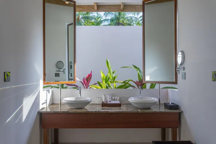 Cinnamon Hakuraa Huraa Maldives, Мальдивы — ванная Cinnamon Hakuraa Huraa Maldives — две белые раковины с большим зеркалом на фоне зелени