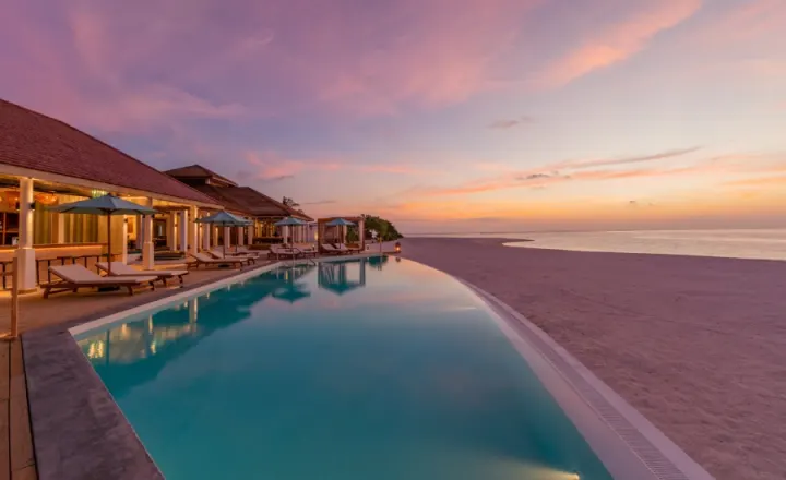 Cinnamon Hakuraa Huraa Maldives, Мальдивы — бассейн Cinnamon Hakuraa Huraa Maldives — панорамный инфинити бассейн уходящий в океан на закате