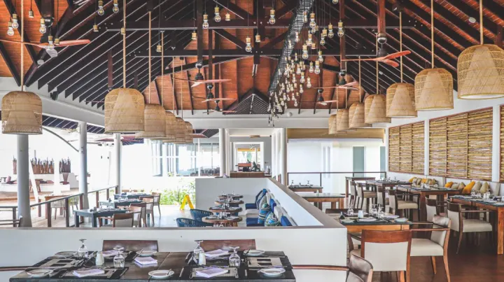 Cinnamon Hakuraa Huraa Maldives, Мальдивы — ресторан Cinnamon Hakuraa Huraa Maldives — светлый и просторный зал ресторана с плетеными абажурами