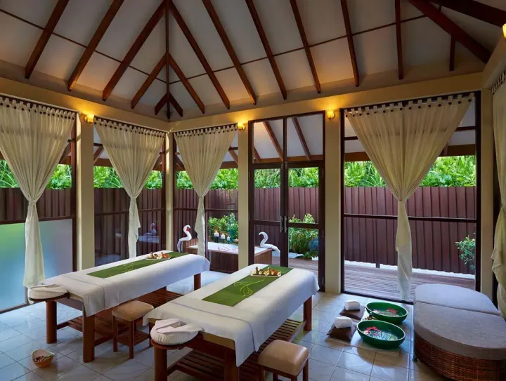 Cinnamon Hakuraa Huraa Maldives, Мальдивы — спа Cinnamon Hakuraa Huraa Maldives — деревянный павильон спа-центра с массажными столами