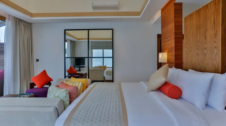 Cinnamon Hakuraa Huraa Maldives, Мальдивы — интерьер виллы Cinnamon Hakuraa Huraa Maldives — просторная спальня с большой кроватью и видом на океан