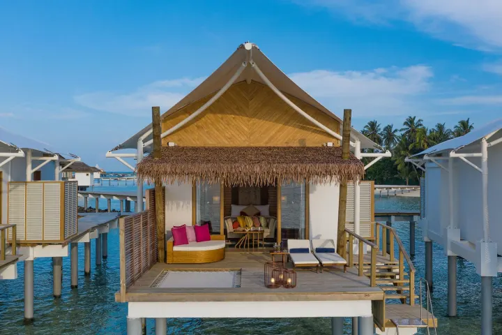 Cinnamon Hakuraa Huraa Maldives, Мальдивы — вилла на воде Cinnamon Hakuraa Huraa Maldives — светлая водная вилла с соломенной крышей и террасой