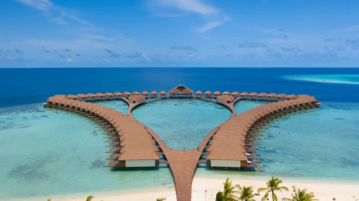 Cinnamon Velifushi Maldives, Мальдивы — вид сверху Cinnamon Velifushi Maldives — длинные ветки водных вилл уходящие в бирюзовую лагуну