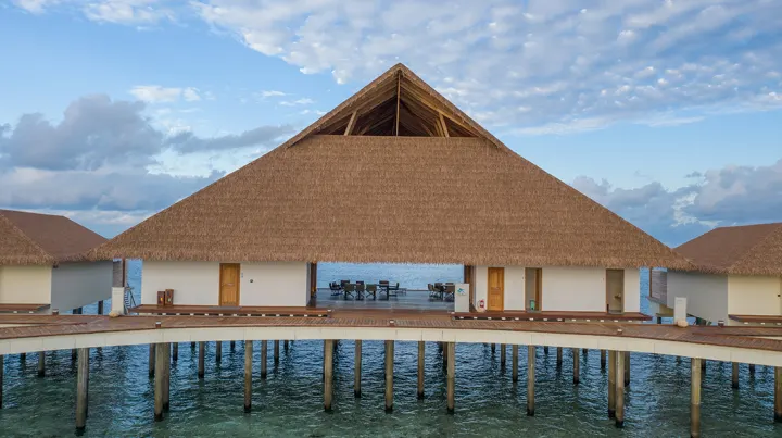 Cinnamon Velifushi Maldives, Мальдивы — прибытие Cinnamon Velifushi Maldives — большой деревянный павильон на воде со светящимися окнами