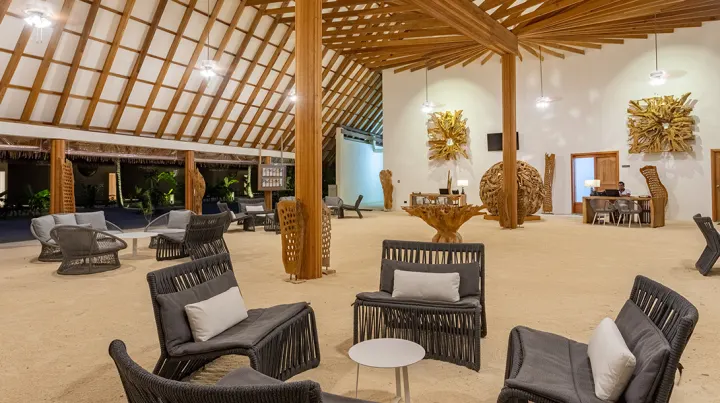 Cinnamon Velifushi Maldives, Мальдивы — бар Cinnamon Velifushi Maldives — лаундж зона бара на песчаном полу с плетеными креслами