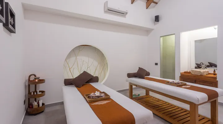 Cinnamon Velifushi Maldives, Мальдивы — спа Cinnamon Velifushi Maldives — светлый кабинет спа-центра с двумя массажными столами