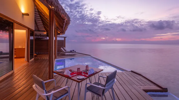 Cinnamon Velifushi Maldives, Мальдивы — вилла на воде Cinnamon Velifushi Maldives — открытая терраса водной виллы с собственным бассейном на закате