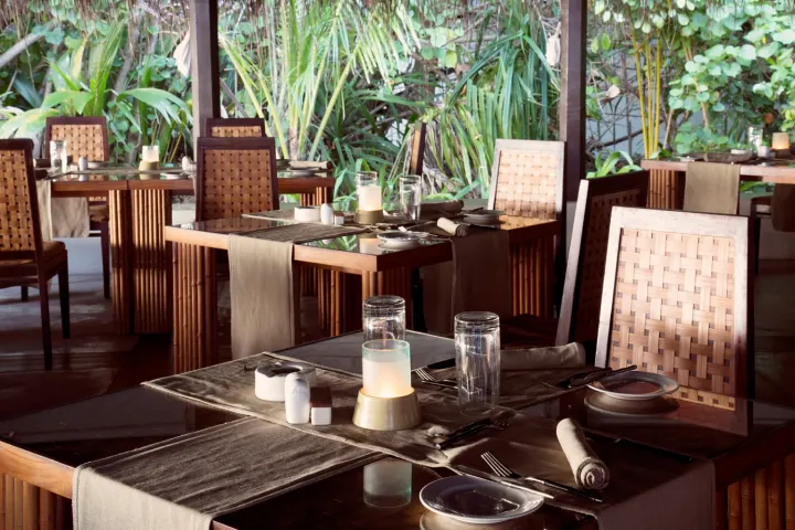 Coco Bodu Hithi — панорамный вид с воздуха на зелёный остров и лагуну курорта