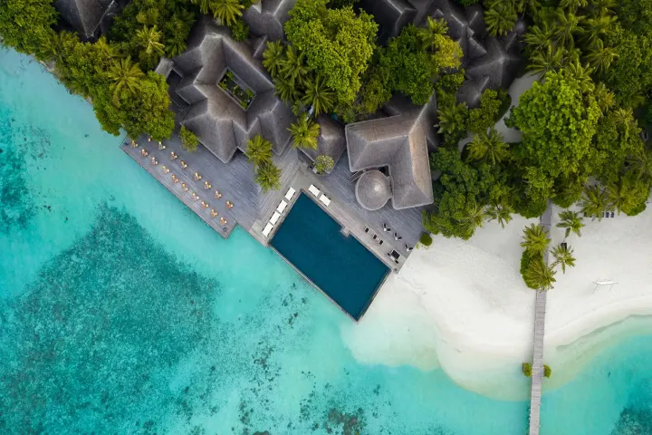 Coco Bodu Hithi, Мальдивы — бассейн Coco Bodu Hithi — главный панорамный бассейн у бара с видом на закат и океан