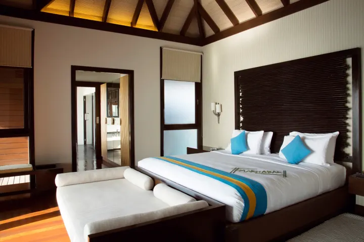 Coco Bodu Hithi, Мальдивы — интерьер виллы Coco Bodu Hithi — гостиная премиальной водной резиденции с панорамными окнами в пол