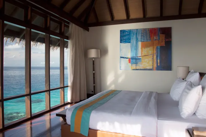 Coco Bodu Hithi, Мальдивы — вилла на воде Coco Bodu Hithi — водная вилла на сваях с приватным бассейном и спуском в океан