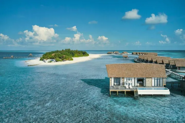 Cocoa Island by COMO — вид на ряды водных вилл и остров с высоты