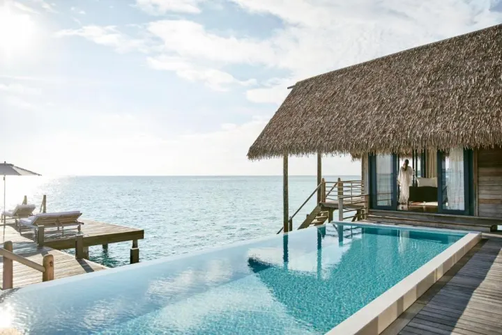 Cocoa Island by COMO — бассейн инфинити водной виллы с видом на океан
