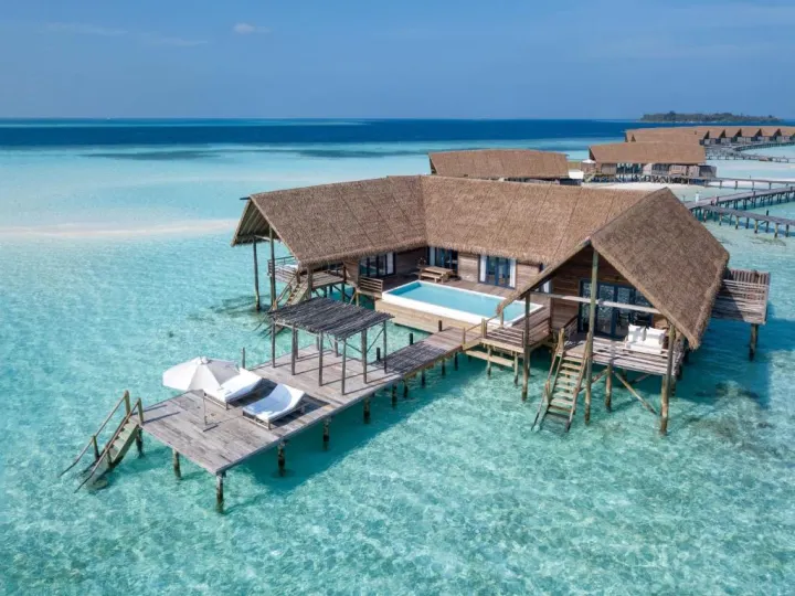 Cocoa Island by COMO — водная вилла с бассейном над лагуной крупным планом