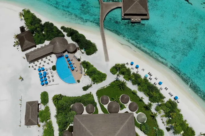 Cocoon Maldives — вид на остров с главным бассейном и пляжем