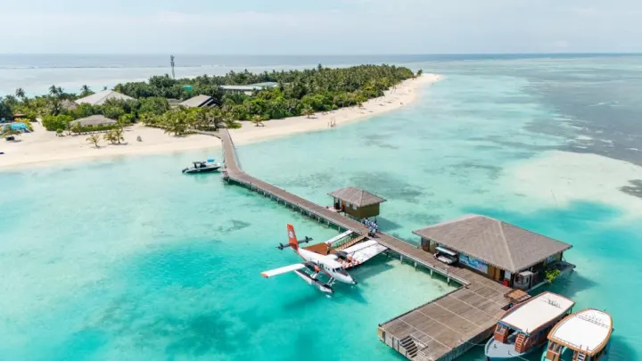Cocoon Maldives — гидросамолет у пирса на фоне лагуны