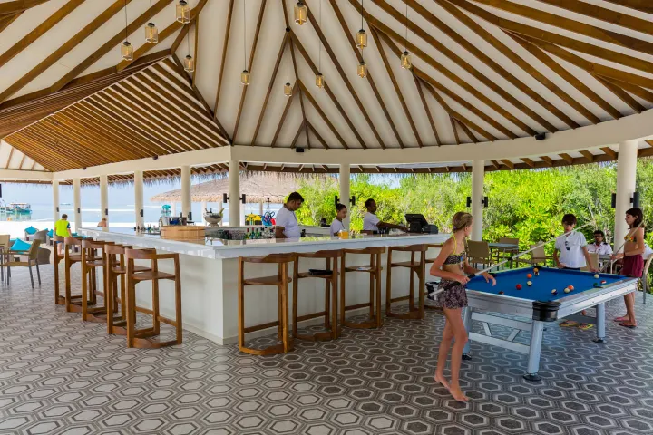 Cocoon Maldives — открытый бар с бильярдным столом