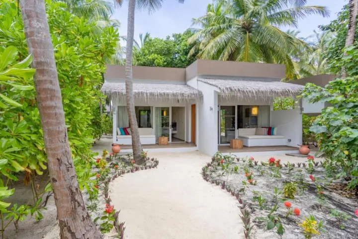 Cocoon Maldives — белая вилла на пляже среди тропической зелени