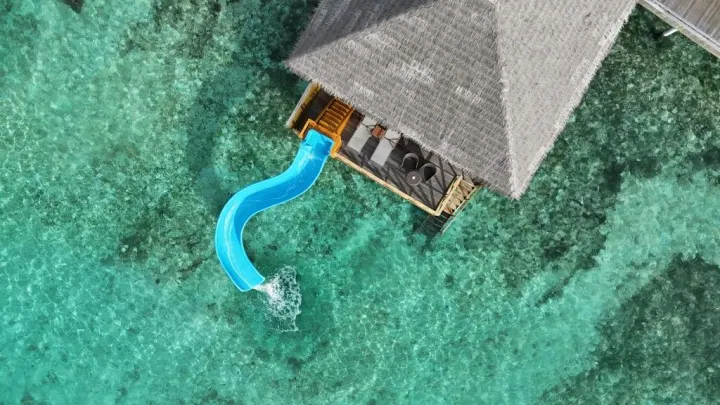 Cocoon Maldives — вилла на воде с голубой горкой в лагуну