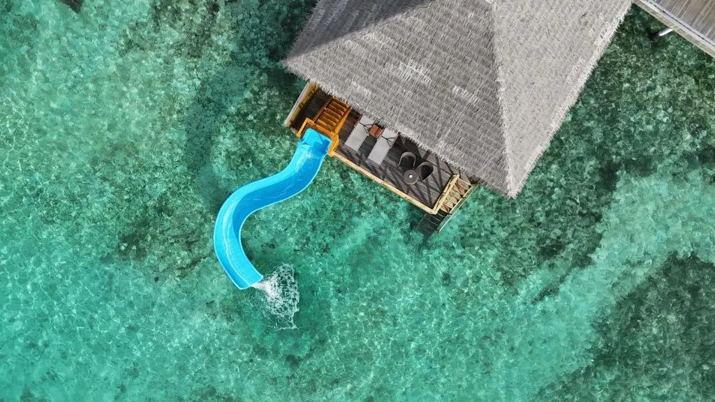 Cocoon Maldives — вилла на воде с голубой горкой в лагуну