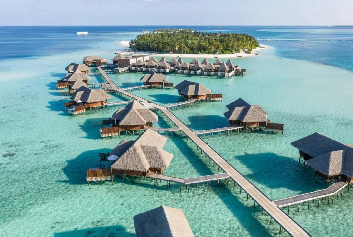 Conrad Maldives Rangali Island — вид сверху на водные виллы и остров