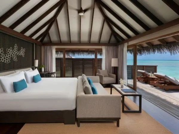 Conrad Maldives Rangali Island — спальня в водной вилле с видом на океан