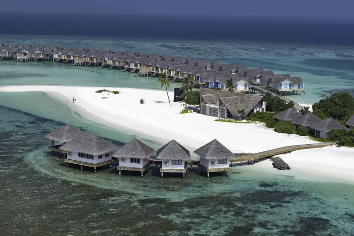 Cora Cora Maldives — водные виллы выстроились вдоль рифа