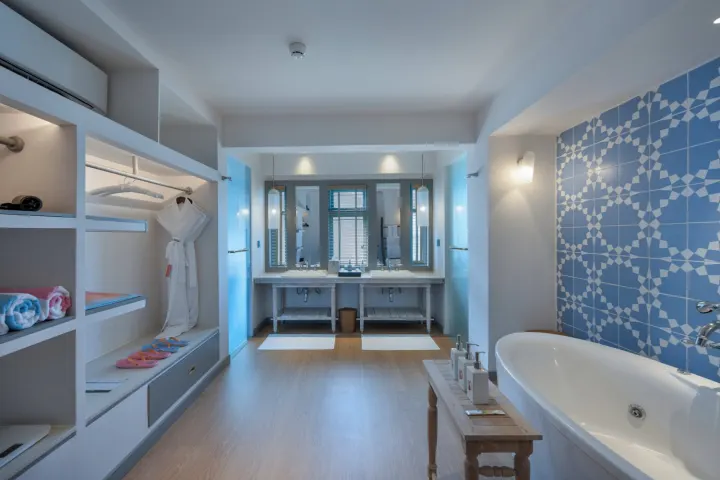 Cora Cora Maldives — ванная комната с синей плиткой