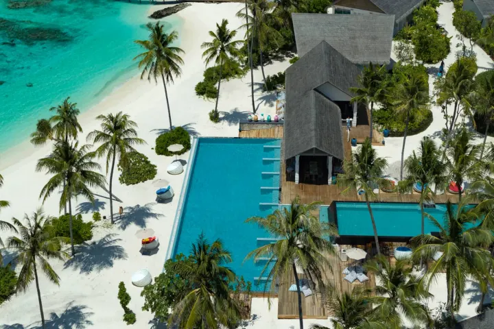 Cora Cora Maldives — главный бассейн резорта