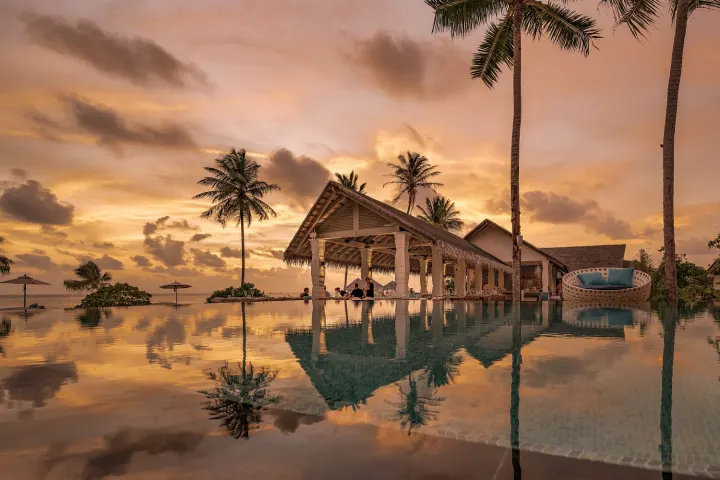 Cora Cora Maldives — ресторан у бассейна на закате