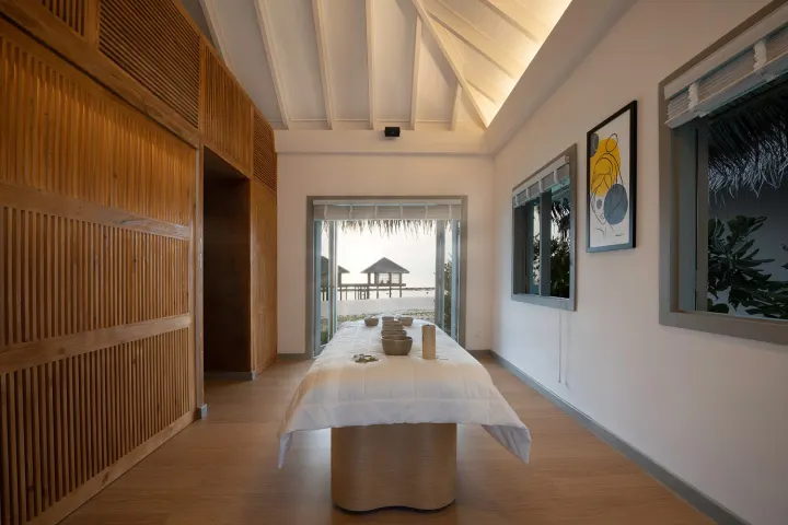 Cora Cora Maldives — спа-кабинет с видом на пляж