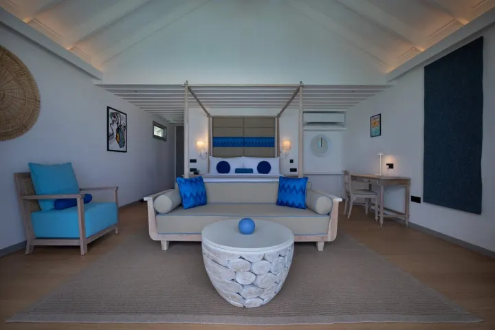 Cora Cora Maldives — яркая спальня водной виллы