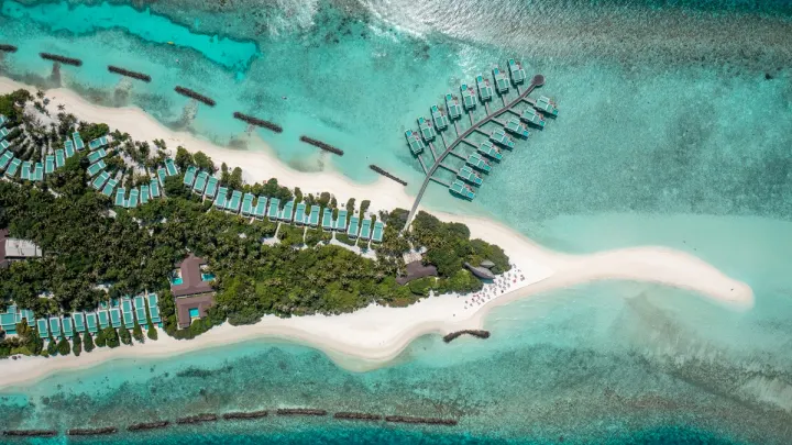Dhigali Maldives — водные виллы и коса сверху