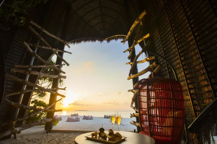 Dhigali Maldives — бар на пляже