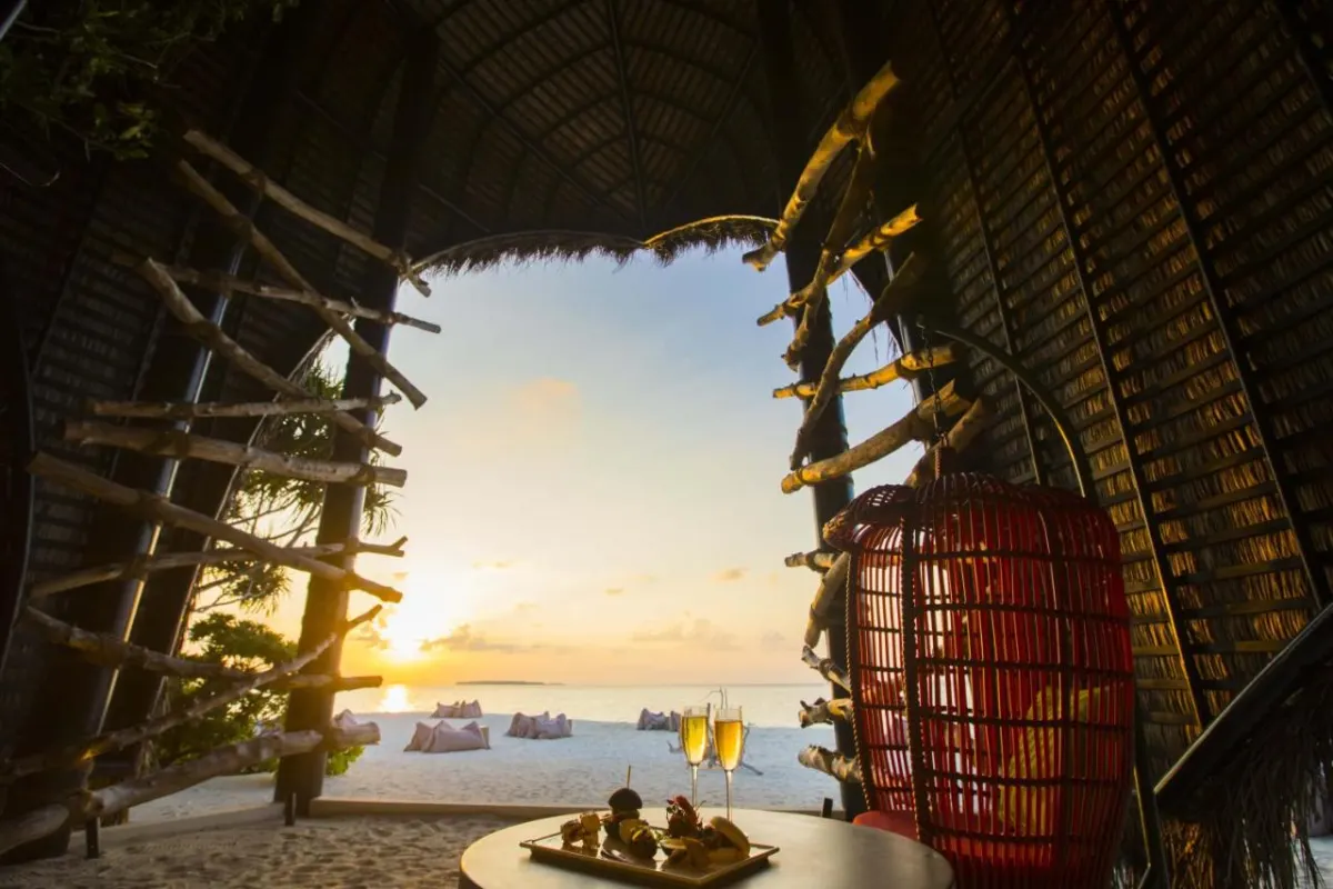 Dhigali Maldives — бар на пляже