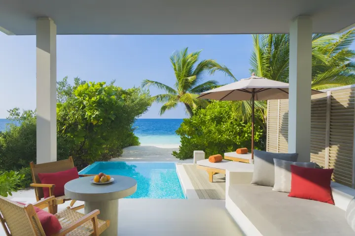 Dhigali Maldives — терраса пляжной виллы с бассейном