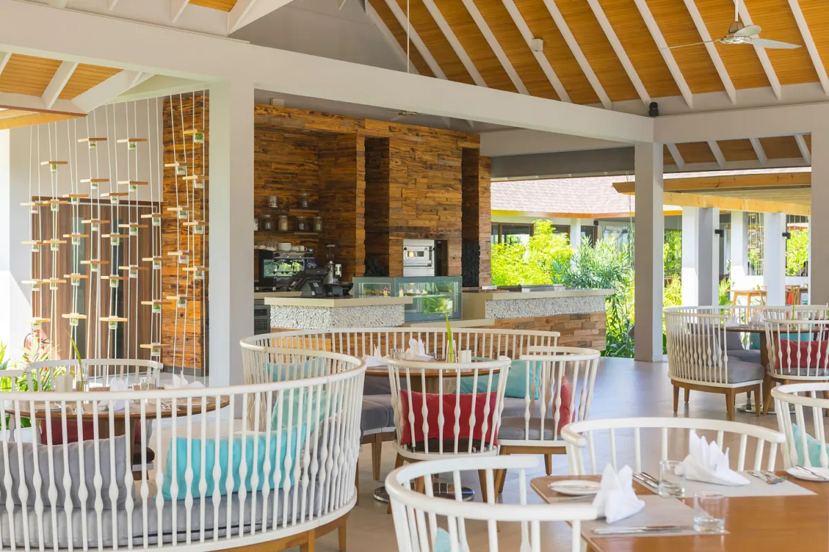 Dhigali Maldives — светлый интерьер ресторана