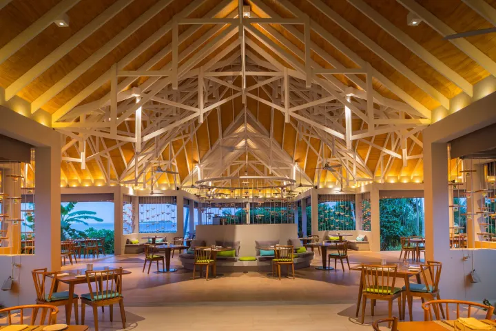 Dhigali Maldives — интерьер просторного ресторана